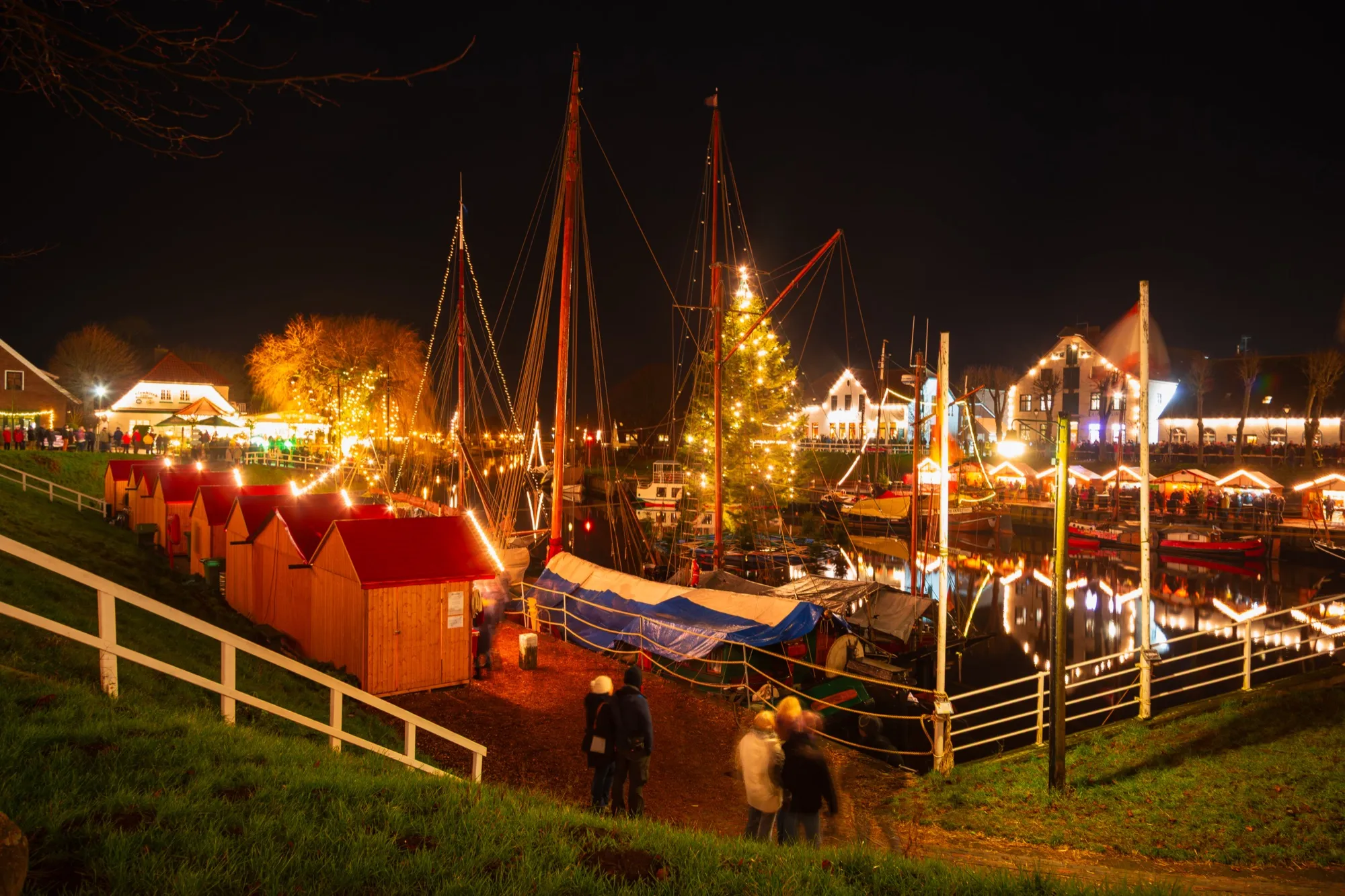 Weihnachtlich geschmückter Hafen von Carolinensiel