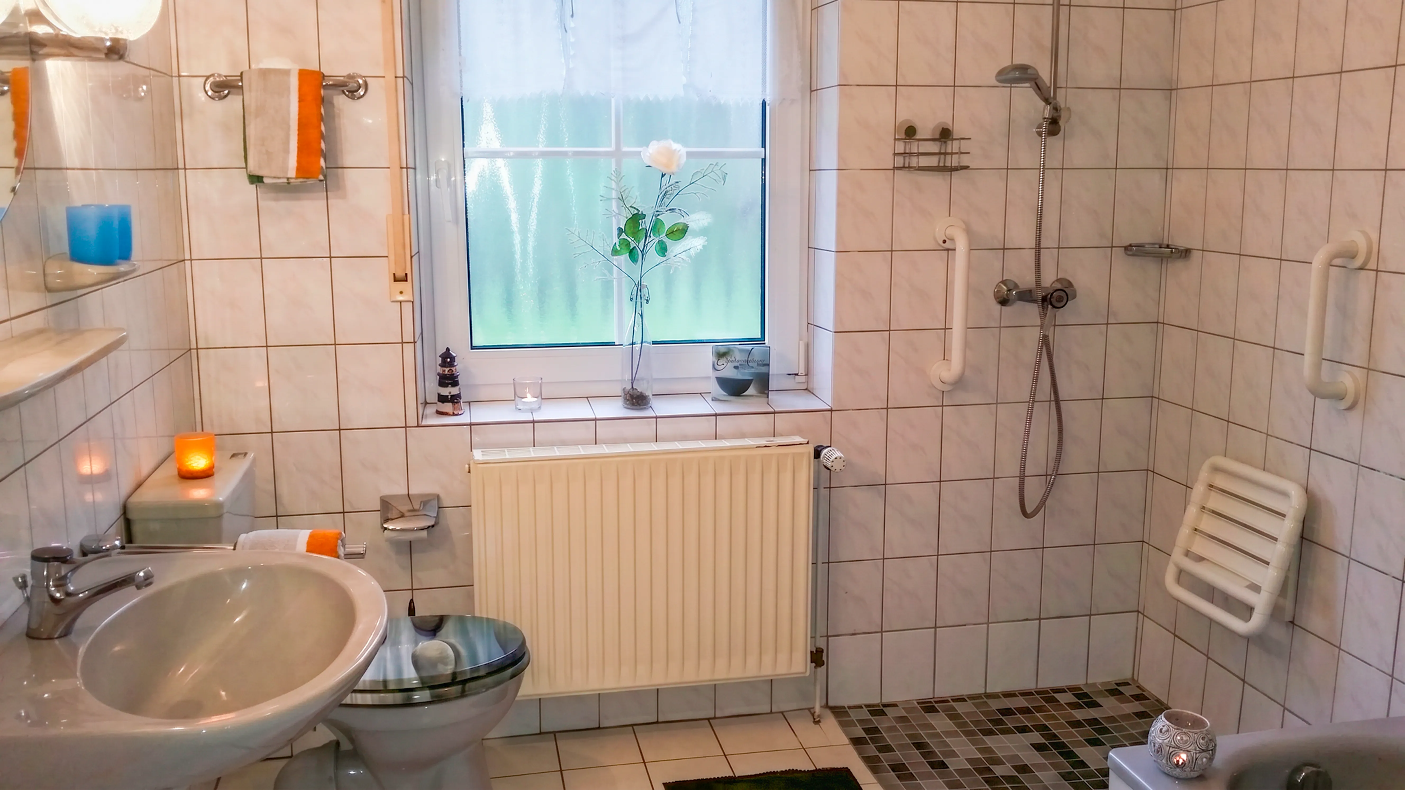 Barrierearmes Bad mit Dusche und Badewanne