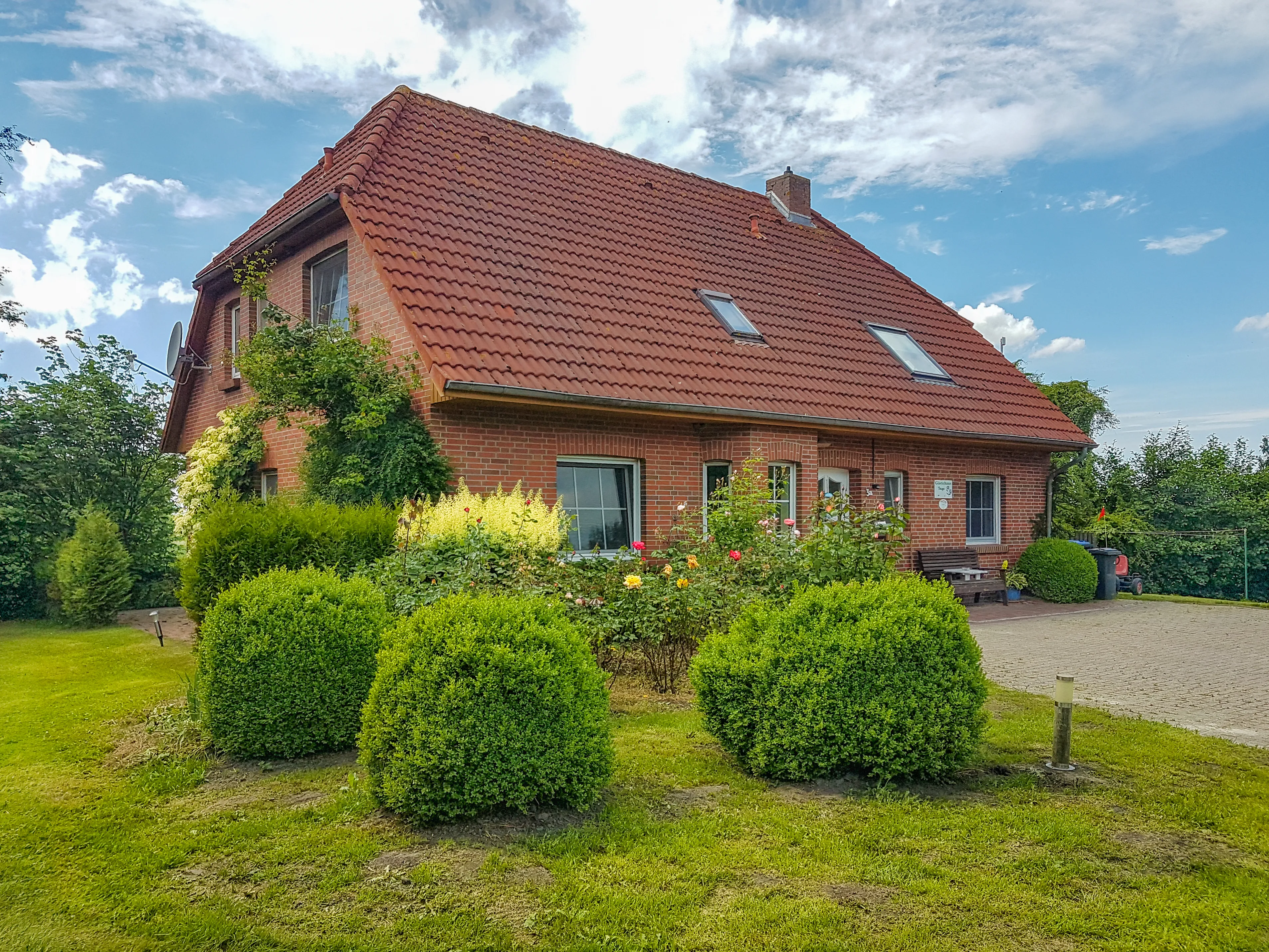 Gästehaus Inge mit blühendem Garten
