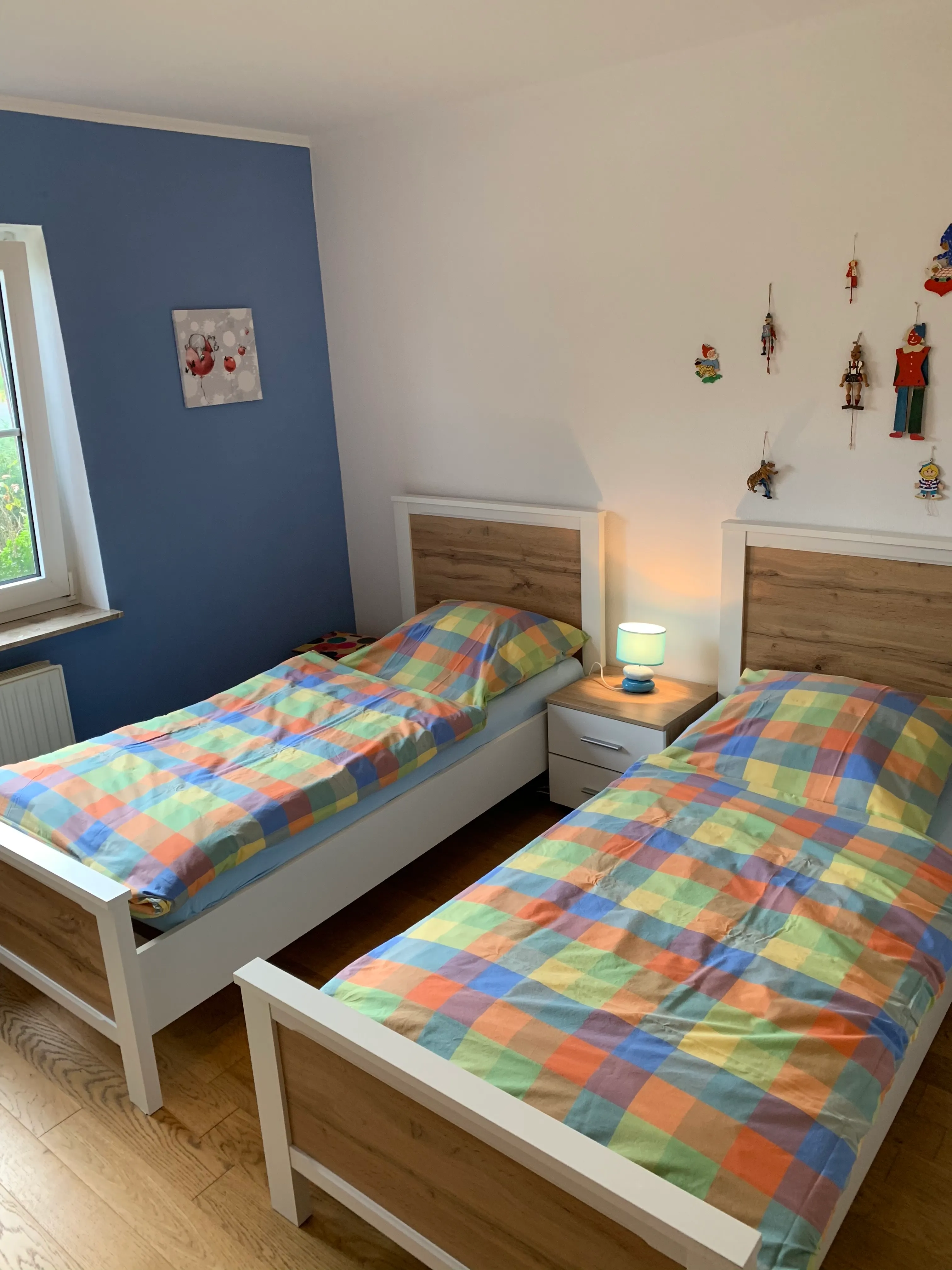 Kinderzimmer mit zwei Einzelbetten