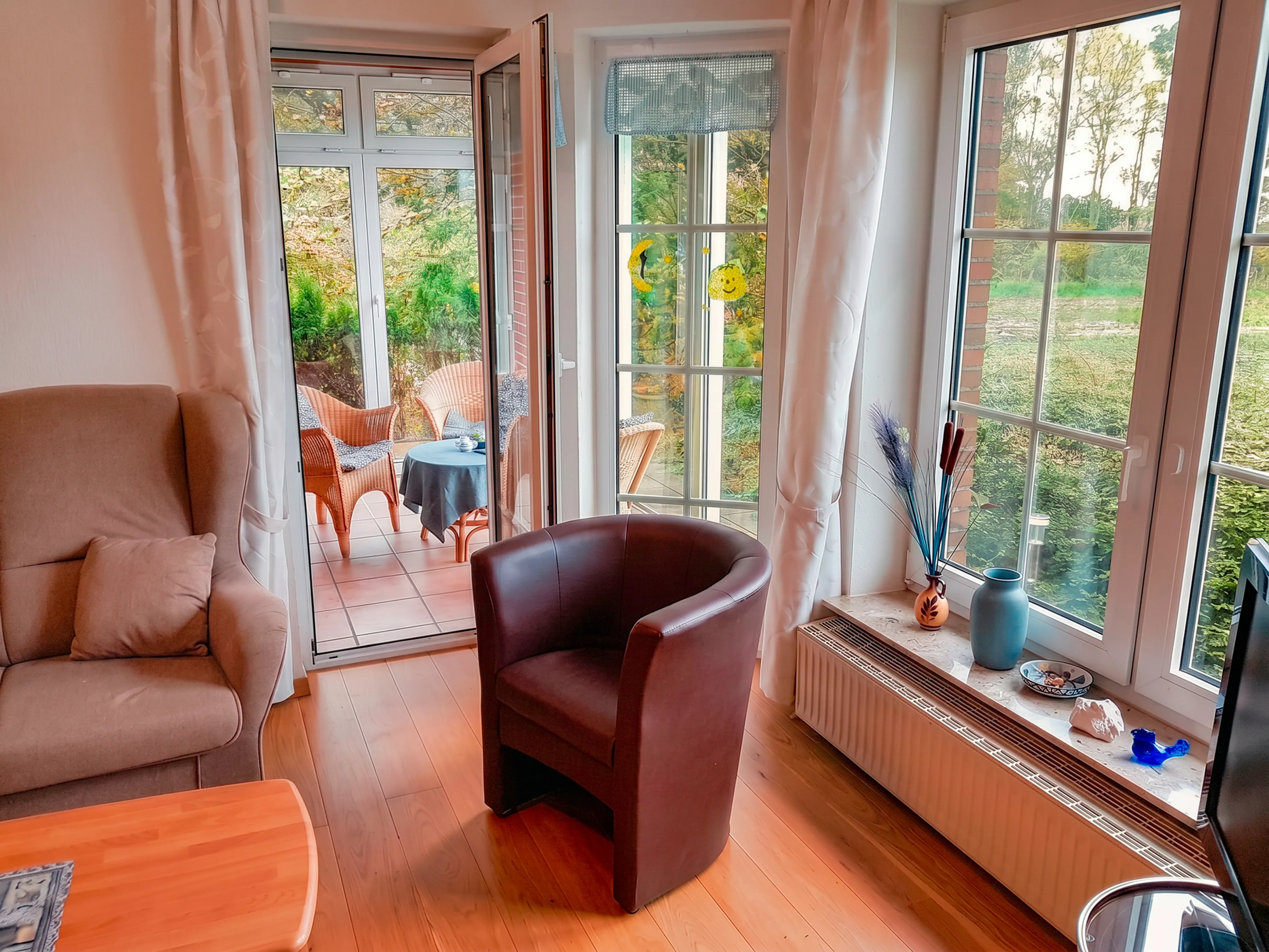 Wohnschlafraum mit Doppelbett, Sofaecke und Fernseher