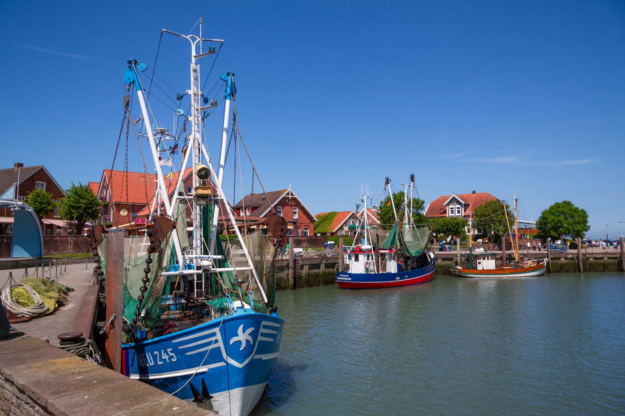 Krabbenkutter im Hafen von Neuharlingersiel