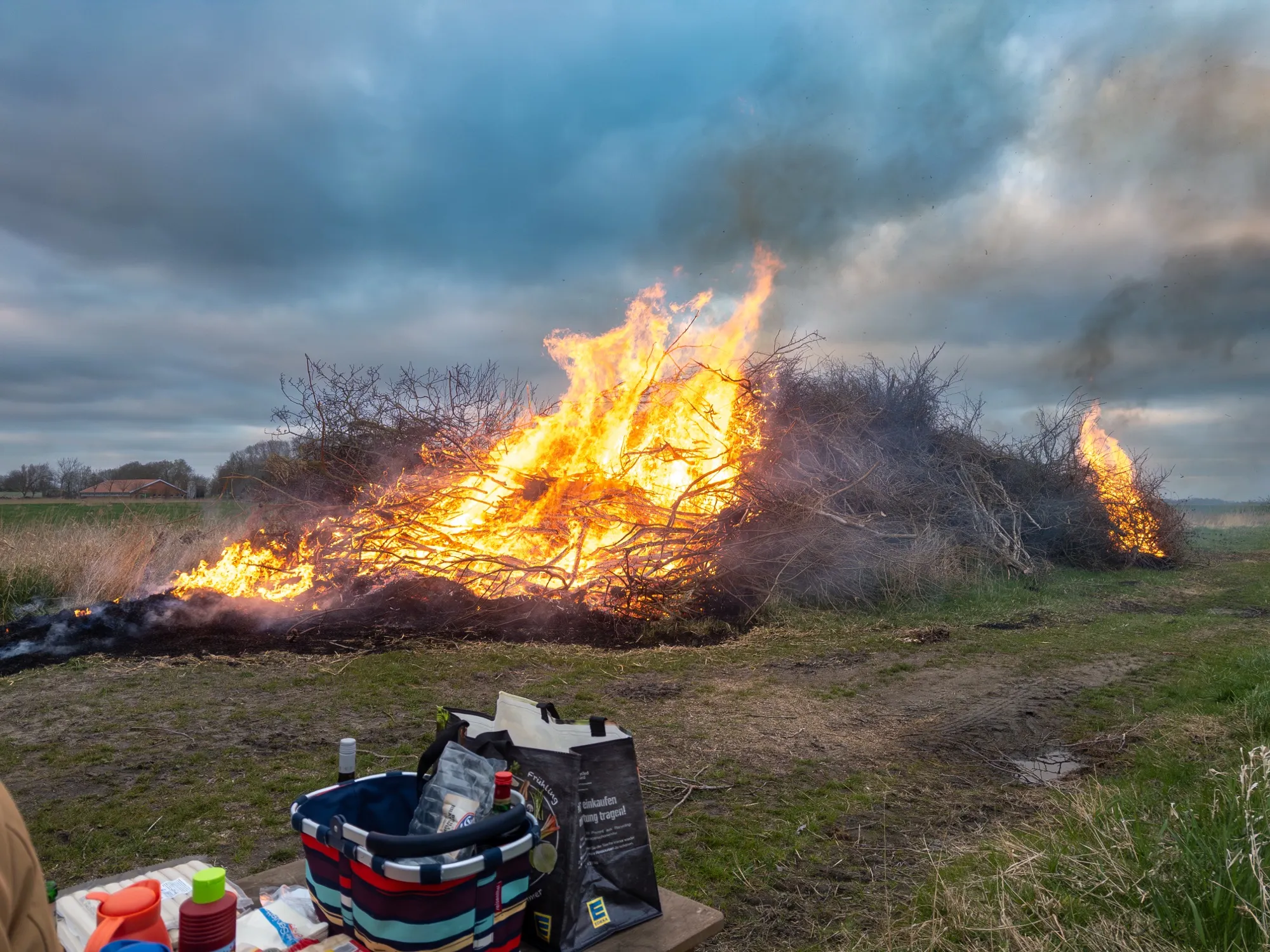 Osterfeuer in der Abenddämmerung