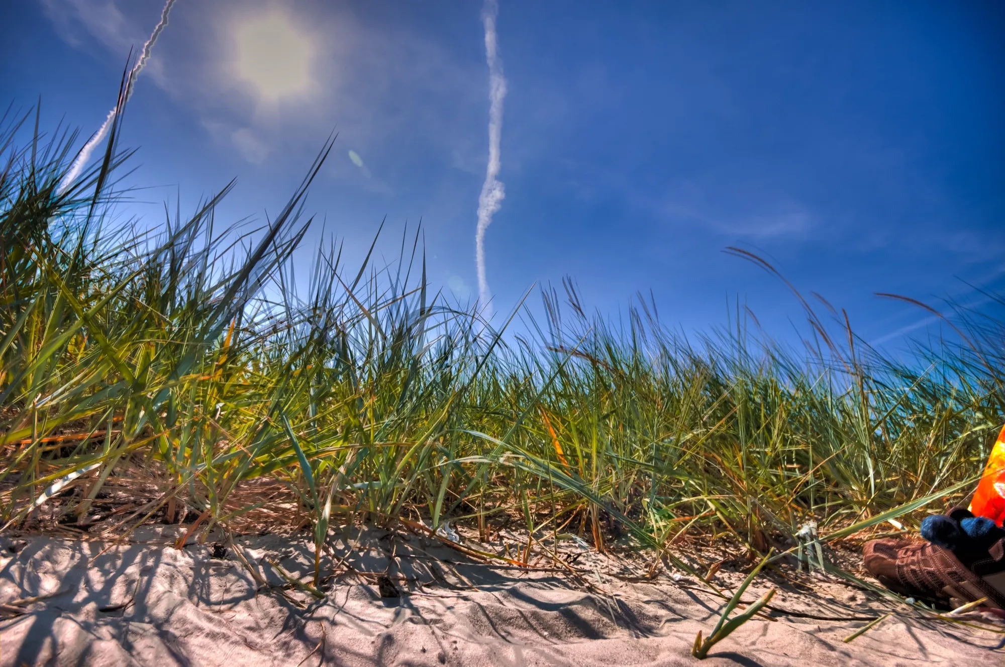 Weiter Sandstrand in Schillig unter blauem Himmel