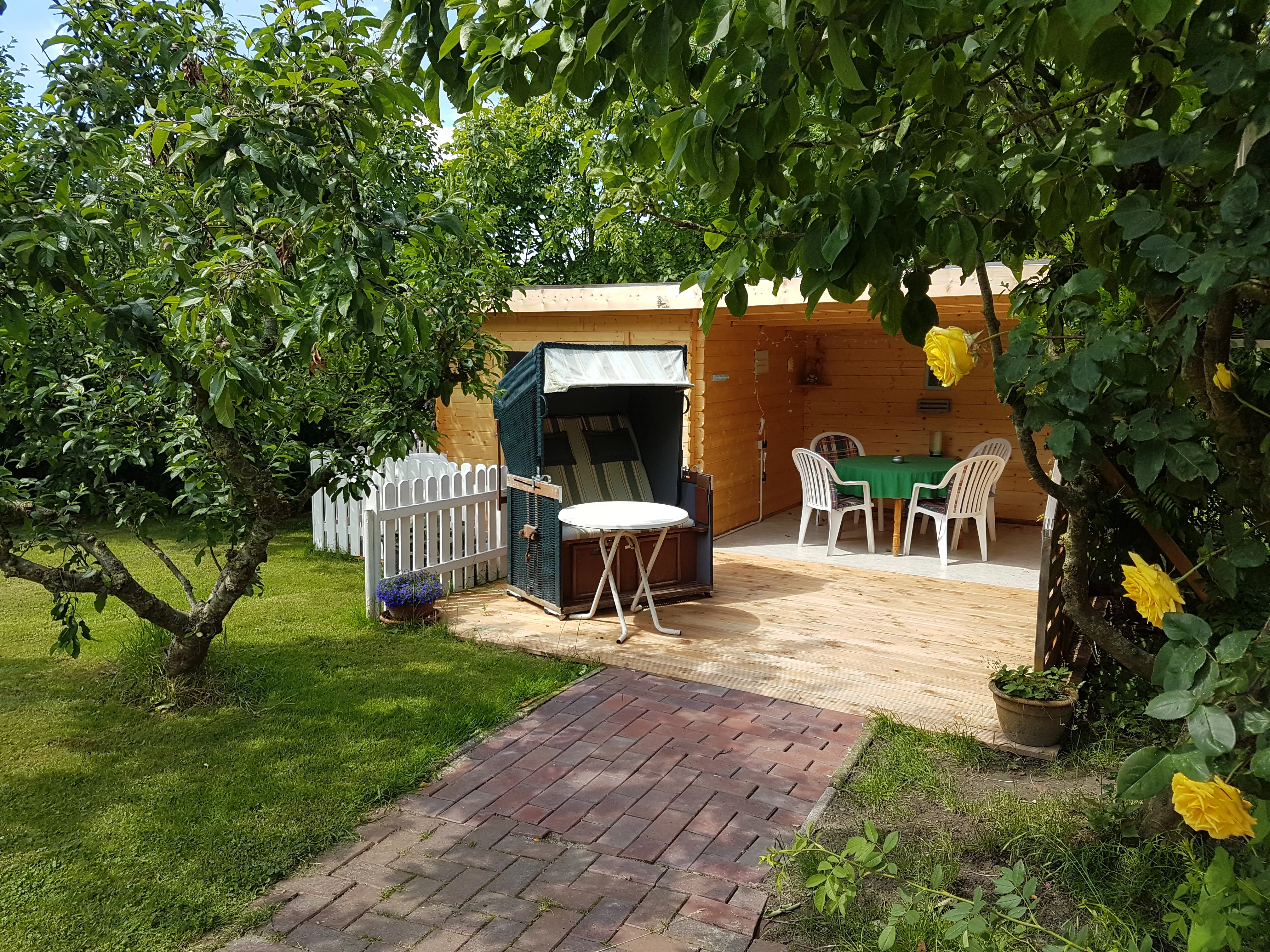 Strandkorb und Gartenhaus unterm Apfelbaum