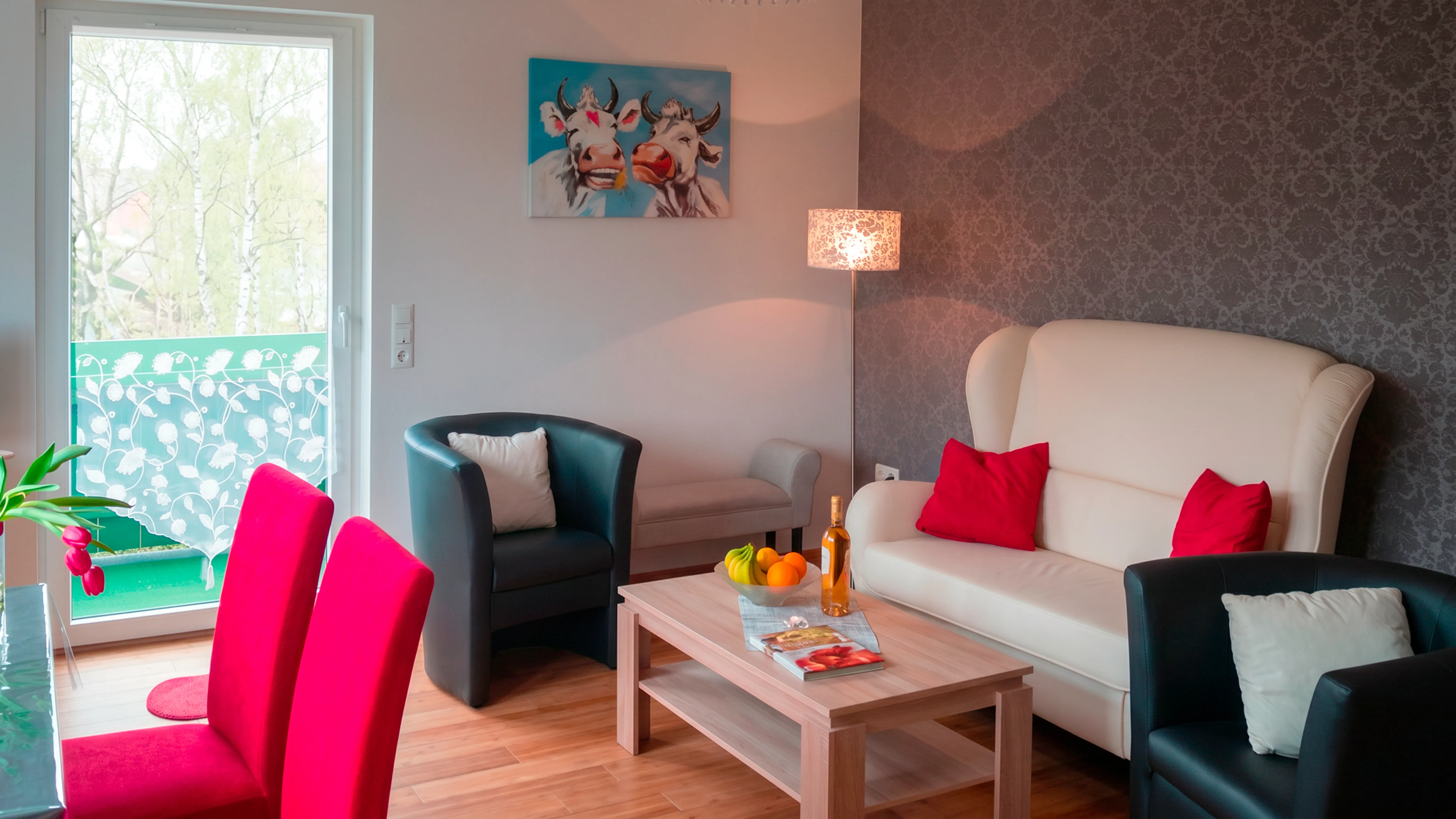 Wohnzimmer mit Sofa, Sesseln und Esstisch